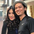 Pemeran Sarah, Cornelia Agatha juga tak mau ketinggalan berpose di red carpet premeire 'Si Doel The Movie'