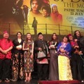 Selama acara pemain film 'Si Doel The Movie' berfoto bersama di dalam venue sebelum pemutaran perdana film yang mereka bintangi