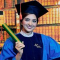 Wajah gembira tak bisa disembunyikan dari Ashanty yang akhirnya menyadang gelar Magister.