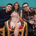 Setia mendampingi, Anang, Aurel dan Azriel ikut hadir di wisuda yang dilangsungkan Rabu (1/8) kemarin.