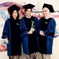 Sebagai kenang-kenangan, Ashanty tak ingin kehilangan momen perayaan dengan teman-temannya.