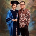 Ashanty mengambil foto mengenakan toga didampingi sang suami, Anang Hermansyah.