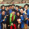 Usai menjalani prosesi wisuda, Ashanty dan kawan-kawan menikmati hasil jerih payah mereka dengan berfoto bersama.