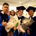 Tampil sebagai seorang artis, Ashanty dan keluarganya pun laris diajak berfoto oleh wisudawan lain.