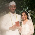 Ekspresi bahagia Randi Bachtiar dan Tasya Kamila saat memamerkan buku nikah.