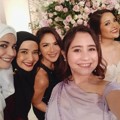 Shireen dan Zaskia Sungkar, Jessica Mila serta Prilly Latuconsina menyempatkan berfoto bersama di resepsi pernikahan Randi Bachtiar - Tasya Kamila.