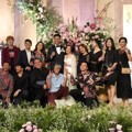 Pasangan Randi Bachtiar dan Tasya Kamila bahagia berfoto bersama teman-teman tercinta.