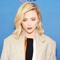 Selain para pemenang, pembaca nominasi pun juga turut menjadi sorotan. Tak terkecuali Chloe Moretz yang tampil begitu cantik dalam ajang favorit remaja ini