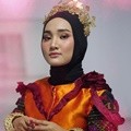 Tak kalah menawan, Fatin dihias kain ulos dan aksesoris berupa hiasan kepala dan gelang.