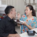 Sarwendah menyuapkan kue pertamanya untuk sang suami, Ruben Onsu.