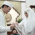 Anandito pakaikan cincin pernikahan di jari manis Anisa Rahma