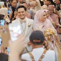 Anisa Rahma dan Anandito bahagia memasuki gedung resepsi pernikahan