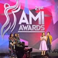 Kotak Serahkan Piala Kategori Duo/Grup/Vokal Grup/Kolaborasi Pop Terbaik Kepada Brisia Jodie dan Arsy Widianto