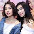 Vanesha Prescilla dan Isyana Sarasvati Hadiri 10th Anniversary CottonInk