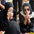Pemakaman Ayah Olla Ramlan