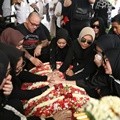 Pemakaman Ayah Olla Ramlan
