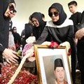 Pemakaman Ayah Olla Ramlan