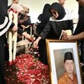 Pemakaman Ayah Olla Ramlan