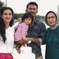 Ratna Sarumpaet bersama Atiqah, menantu dan cucunya.
