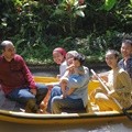 Tak ubahnya nenek yang lain, Ratna bahagia berlibur dengan anak dan cucunya.