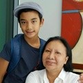 Ratna bersama dengan salah satu cucunya yang ia banggakan.