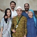 Saat sang anak naik haji, Ratna tak lupa memohon doa dan berfoto bersama.