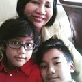 Ratna merupakan nenek yang sangat akrab dengan cucu-cucunya.