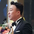Lee Sung Min Menerima Trofi di Buil Film Awards 2018