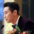 Joo Ji Hoon Menerima Trofi di Buil Film Awards 2018