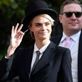Cara Delevingne mendobrak aturan dengan mengenakan setelan jas di pernikahan Putri Eugenie.