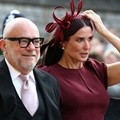 Demi Moore dalam balutan dress berwarna burgundy di pernikahan Putri Eugenie.