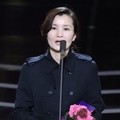 Lee Soo Yeon sukses meraih penghargaan Best Screenwriter di APAN Star Awards 2018.