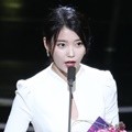 IU berhasil membawa pulang piala Top Excellence Actress di APAN Star Awards 2018.