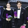 Kim Min Jung dan Lee Byung Hun berdiri bersebelahan saat sesi foto bersama para pemenang APAN Star Awards 2018.