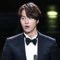 Yang Se Jong berhasil membawa pulang piala Best New Comer Actor di APAN Star Awards 2018.