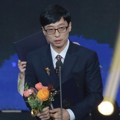 Yoo Jae Seok Raih Piala Presidential Commendation