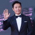 Lee Byung Hun di red carpet The Seoul Awards 2018.