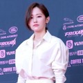 Jeon Jong Seo di red carpet The Seoul Awards 2018.