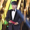 Jung Sang Hoon Saat Bacakan Nominasi Best Supporting Actor Award Kategori Drama