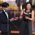 Jung Sang Hoon dan Honey Lee Saat Bacakan Nominasi Best Supporting Actress Award Kategori Drama