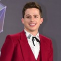 Charlie Puth juga terlihat ikut ambil bagian di Genie Music Awards 2018.