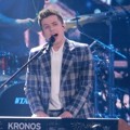 Charlie Puth membawakan lagu "See You Again" di Genie Music Awards 2018.