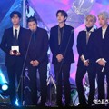 DAY6 berhasil mendapat piala Best Band Performance Award.