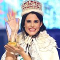 Mariem Claret Velazco Garcia Memakai Mahkota Miss International 2018