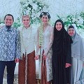 Oki Setiana Dewi dan Suami di Pernikahan Baim Wong dan Paula Verhoeven