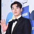 Penampilan Kim Young Kwang di ajang penghargaan Blue Dragon Film Awards 2018.