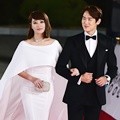 Penampilan Kim Hye Soo dan Yoo Yeon Seok yang menjadi MC di ajang penghargaan Blue Dragon Film Awards 2018.