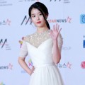 IU terlihat datang dengan memakai gaun putih di Asia Artist Awards 2018.