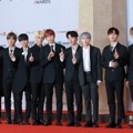 Wanna One datang dengan senyum ceria di Asia Artist Awards 2018.