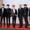 iKON datang ala fashionista di Asia Artist Awards 2018.